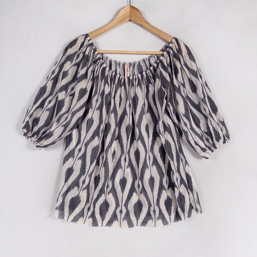 Sweet Pea by Stacy Frati Top Blouse Womens Sz Medium Gray White Geometric Mesh